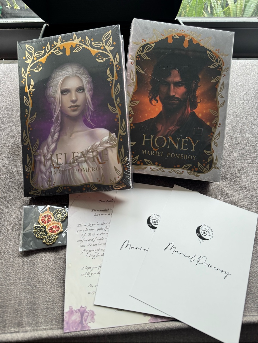 Arcane society exclusive Mariel Pompey set helfyre honey + art and pin